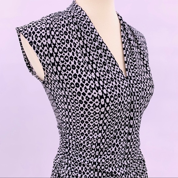 Vince Camuto Fitted V Neck Black & White Top - Picture 3 of 8